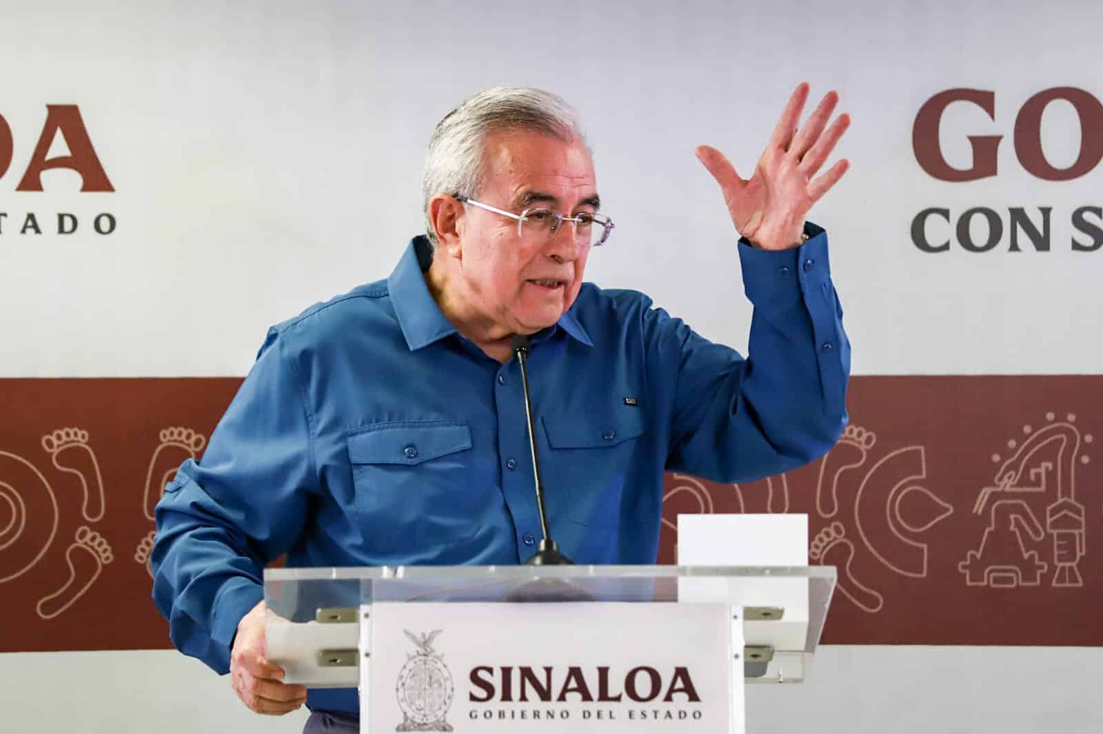 Una persona alzando un brazo parado en el podium