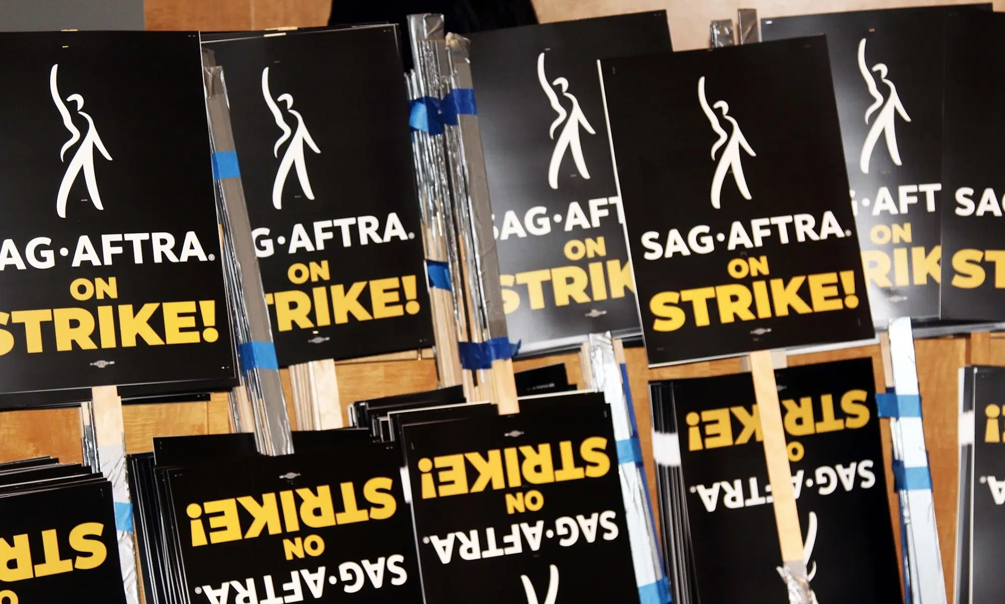 Carteles del SAG-AFTRA ante la protesta con los estudios de cine y tv