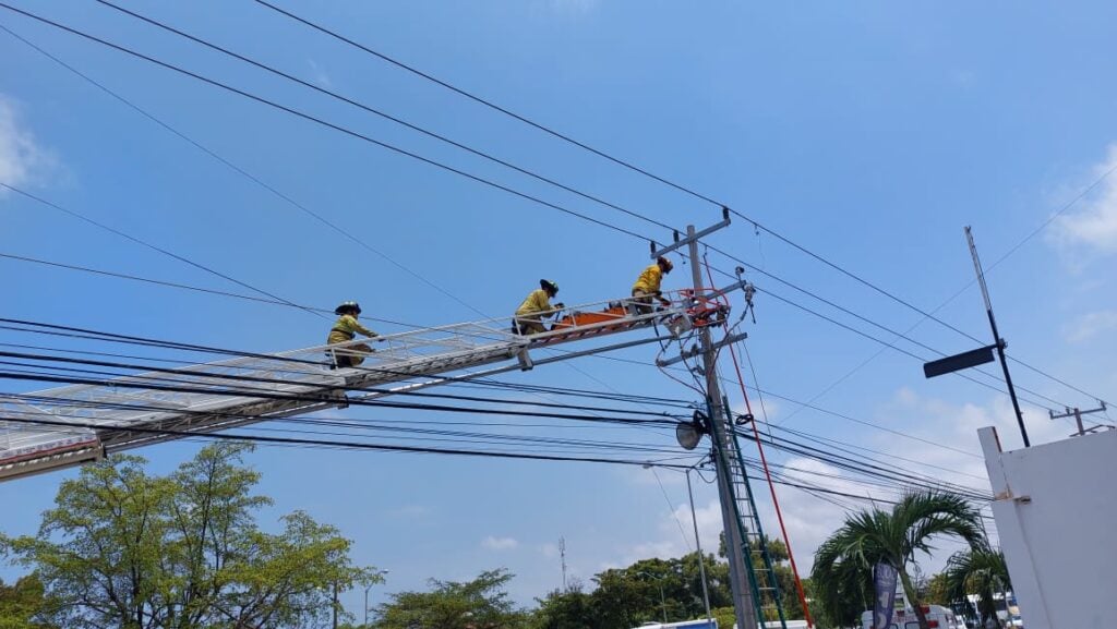 Hombre recibe descarga eléctrica, bomberos voluntarios lo rescatan, en Mazatlán.
