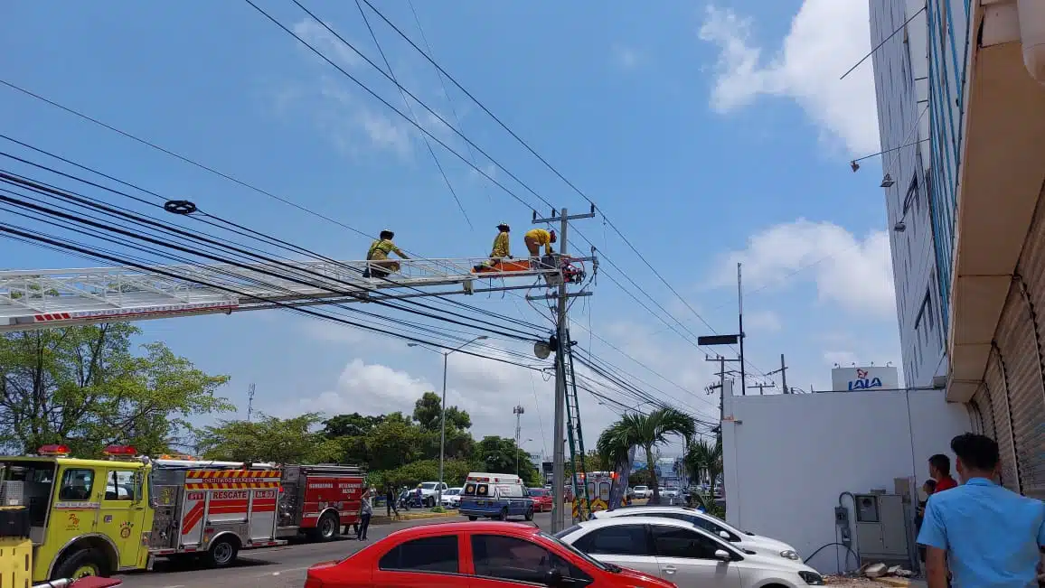Hombre recibe descarga eléctrica, bomberos voluntarios lo rescatan, en Mazatlán.