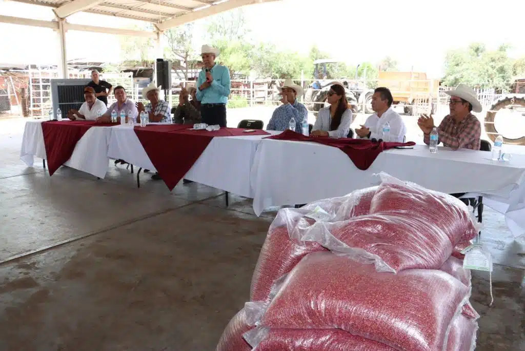 El alcalde Gerardo Vargas reitero a los ganaderos su apoyo para la apertura de una ventanilla de atención especial en Ahome.