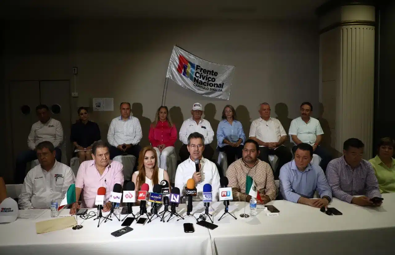conferencia de prensa, encabezada por Raúl Leyva Retes, del Frente Cívico Nacional, Paola Gárate Valenzuela, dirigente del Partido Revolucionario Institucional.