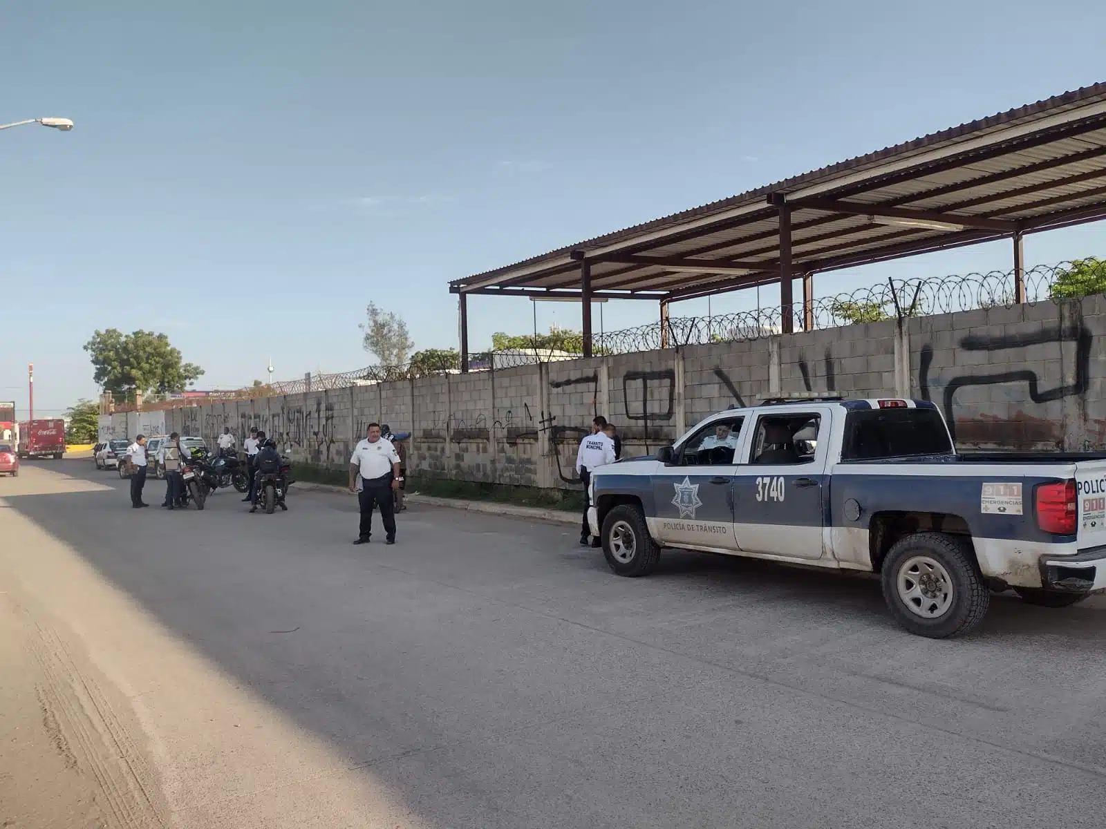 Transito municipal quita de las calles del puerto de mazatlán vehículos en condición de abandono y también aseguró 43 motocicletas.