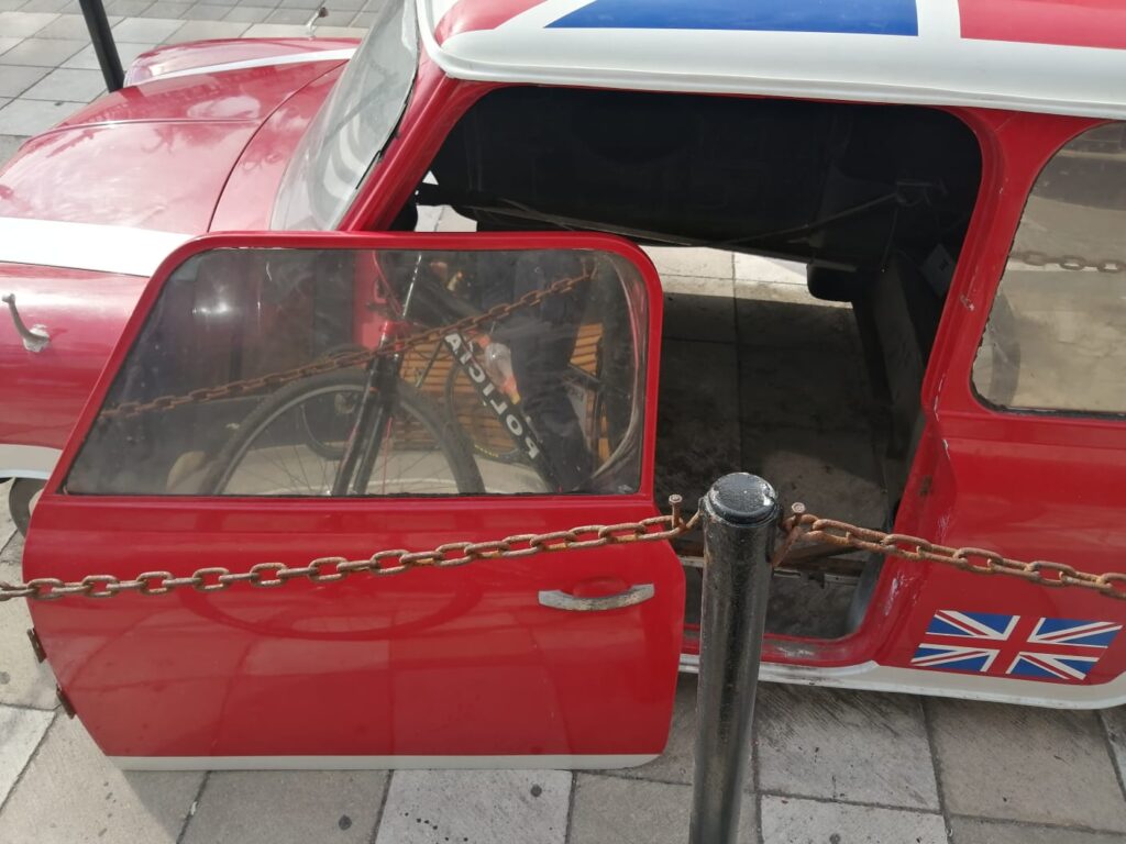  Mandan reparar puerta del carro de monumento a Los Beatles en Mazatlán.