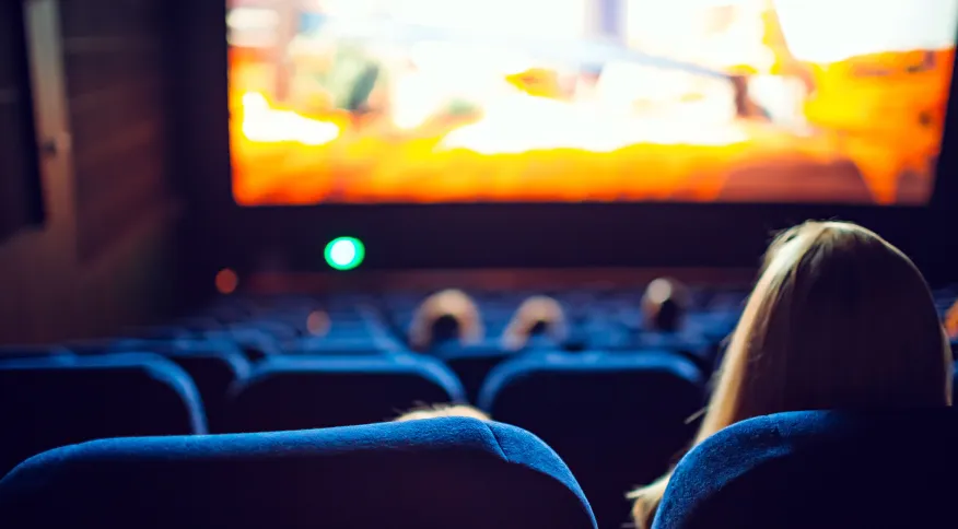Personas viendo una película en una sala de cine