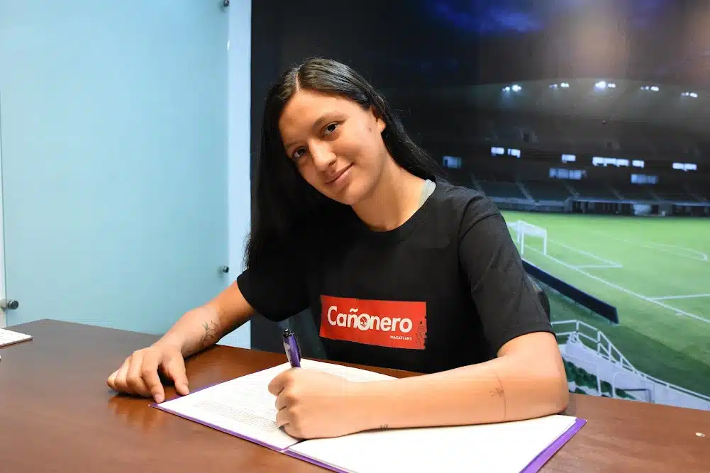 Samantha López Archila firmando con el club Mazatlán FC Femenil