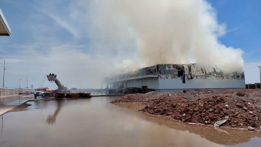 Se incendia bodega agrícola de la zona industrial de Los Mochis