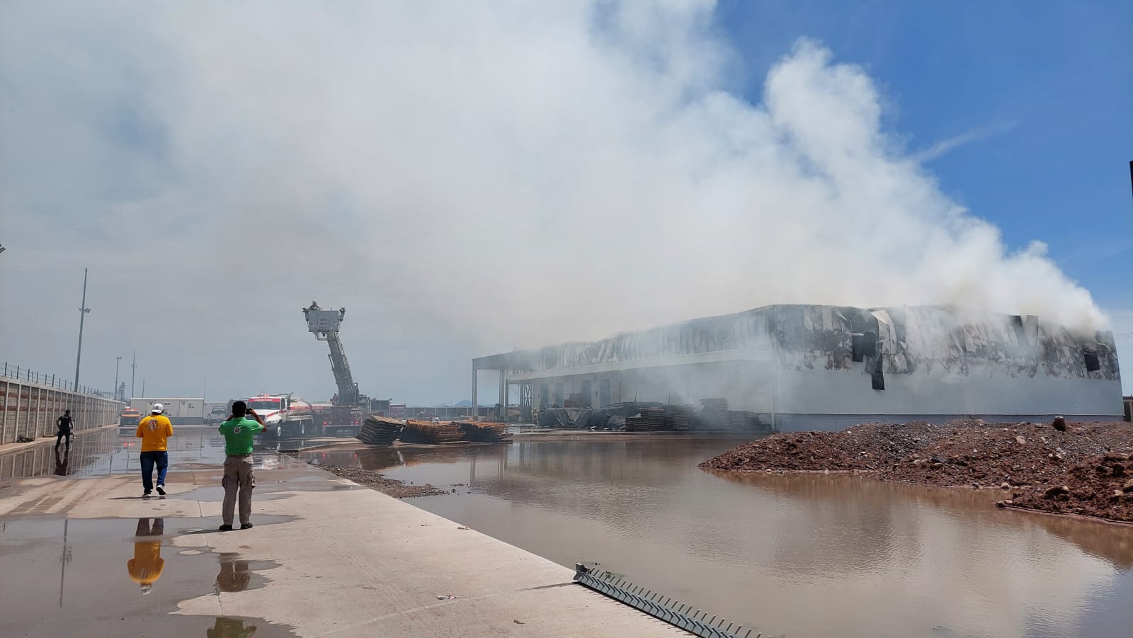 Se incendia bodega agrícola de la zona industrial de Los Mochis