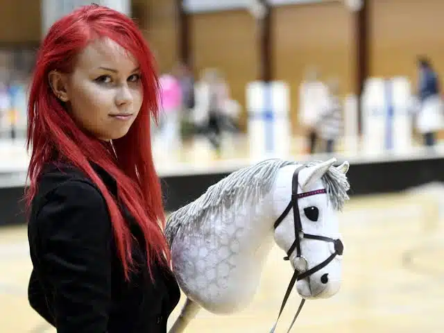 Se viraliza equitación vegana en redes sociales, el hobby-horsing es furor en Finlandia