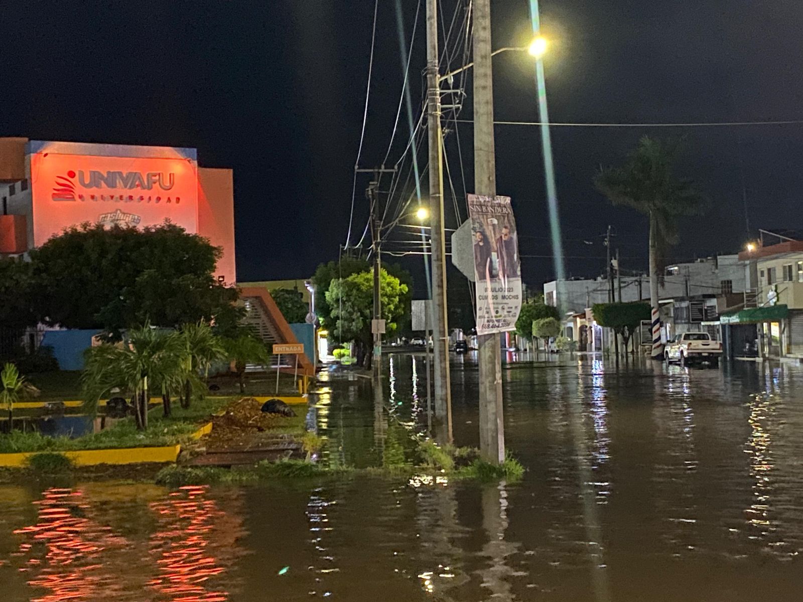 Una calle inundada luego de las lluvias en Los Mochis
