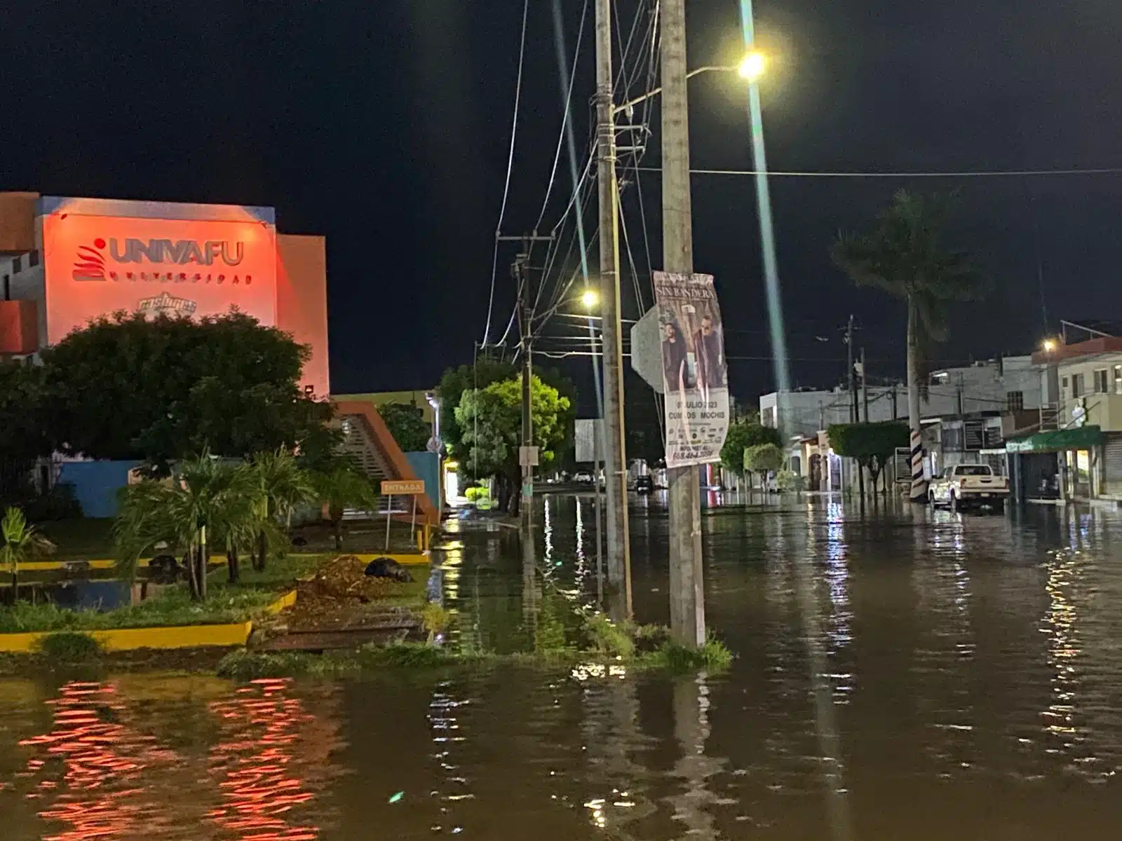 Una calle inundada luego de las lluvias en Los Mochis
