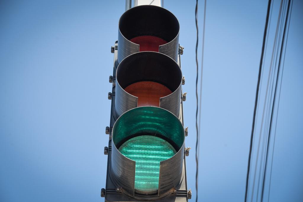 Semáforo con la luz verde encendida
