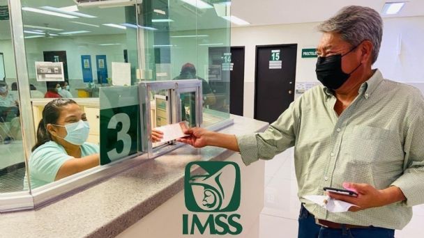 Señor en oficinas del IMSS