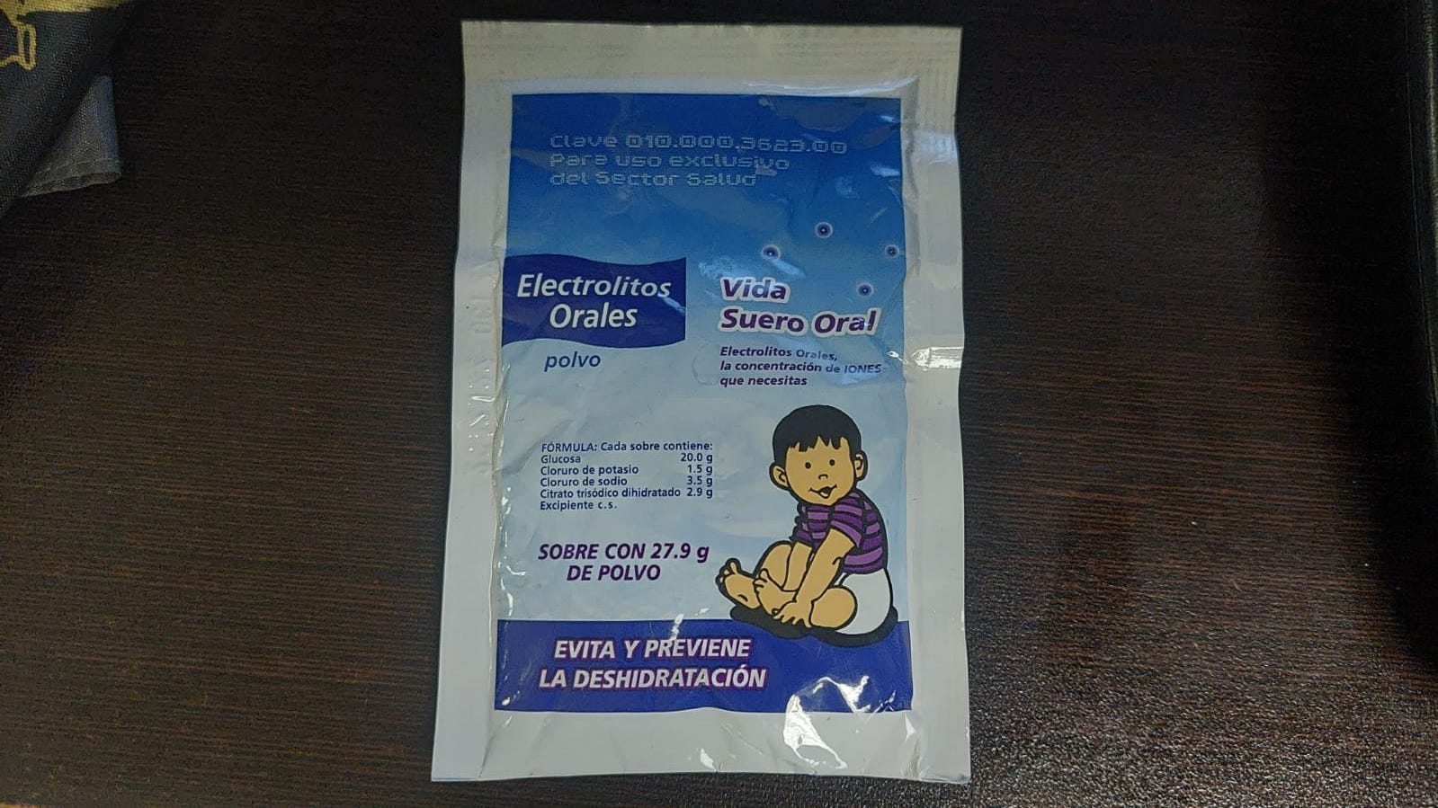 Sobre de suero vida oral de la Secretaría de Salud