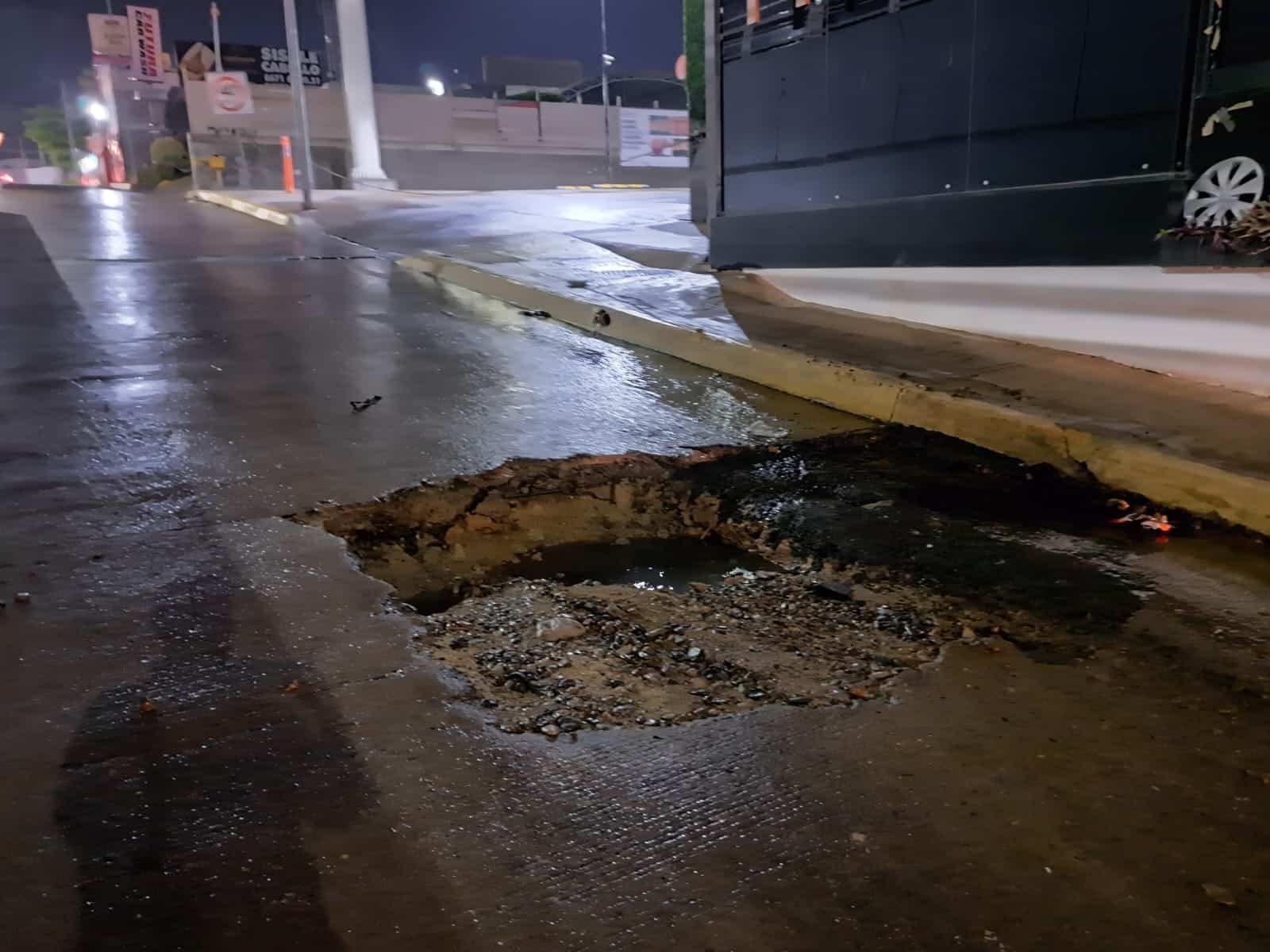 Así el nivel del socavón que se abrió en Culiacán durante las lluvias.