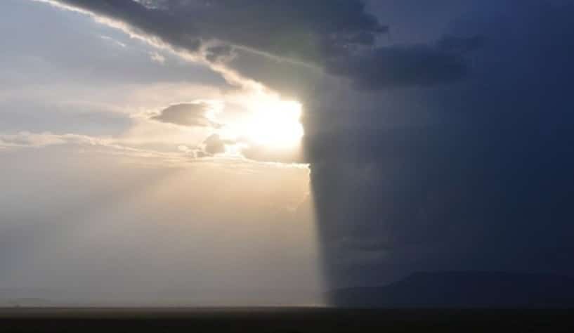 Rayos de sol que salen entre las nubes y una parte nuy nublada