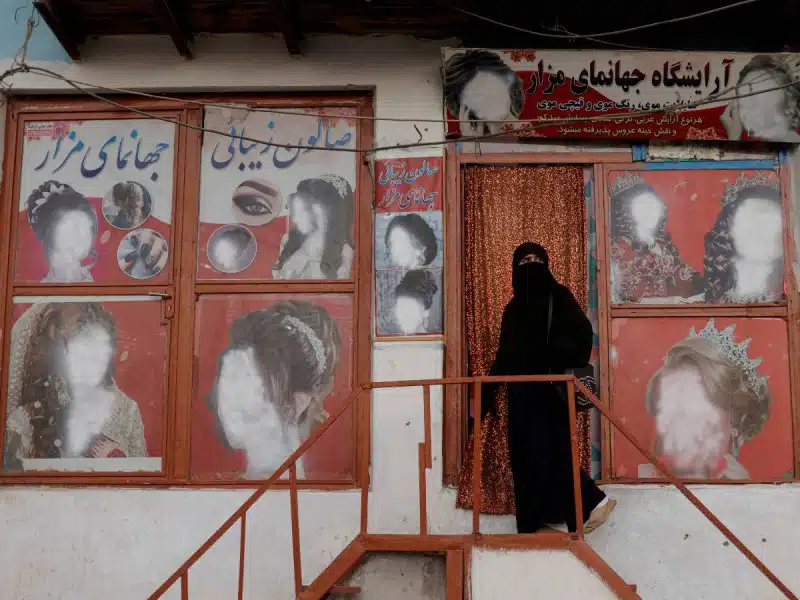 Talibanes cierran salones de belleza en Afganistán