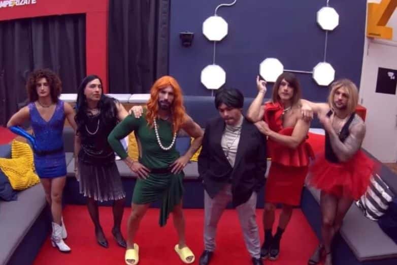 Hombres posando en fotos vestidos de mujer