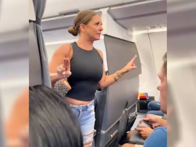 Terror en un avión; mujer pelea con un hombre imaginario en Dallas