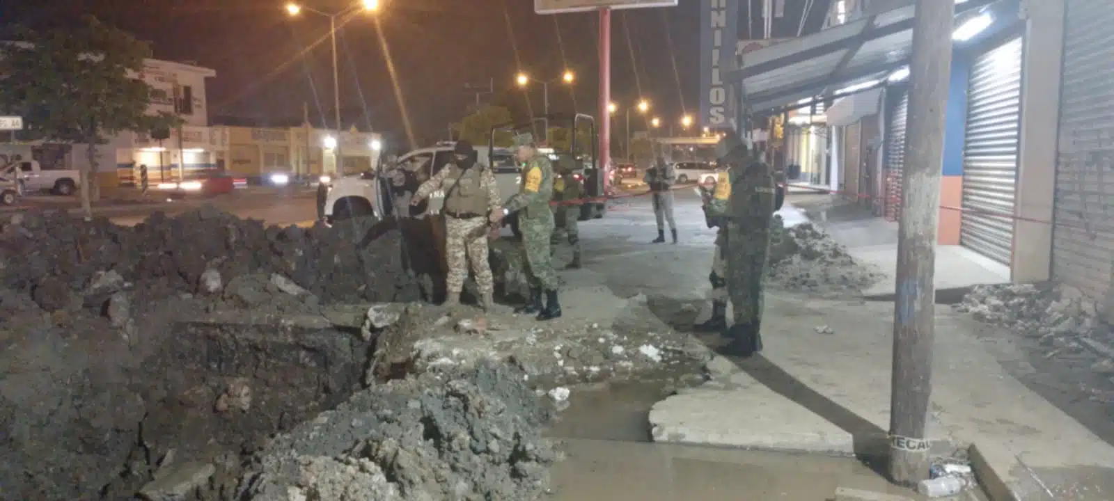 Personal de Pemex, resguardados por elementos de seguridad de la misma paraestatal, del Ejército y Guardia Nacional, acudió al lugar.