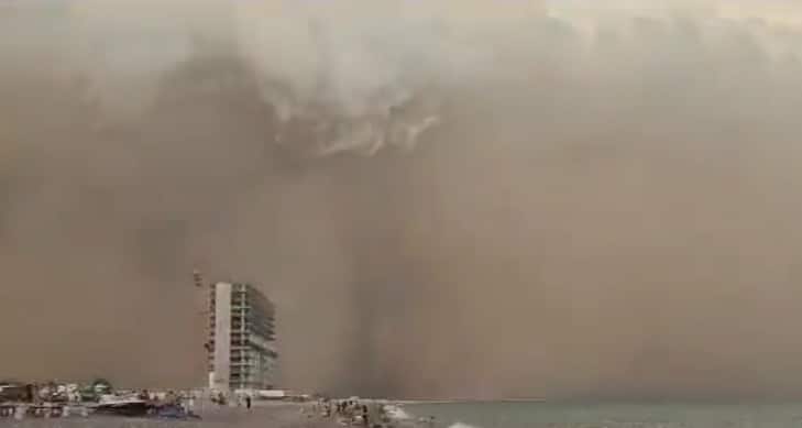 Densa nube de arena y edificios