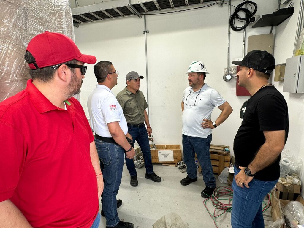 Trabajadores de CFE y el alcalde acompañado de funcionarios en la subestación CFE Mazatlán Oriente