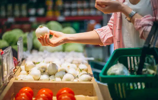 Tras aumento en costos de comida, Gobierno de Canadá reparte dinero a 11 millones de personas