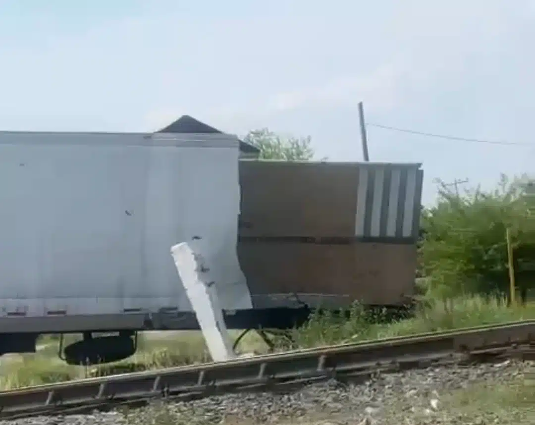 Accidente en Quilá donde tráiler doble remolque resultó arrollado por el tren