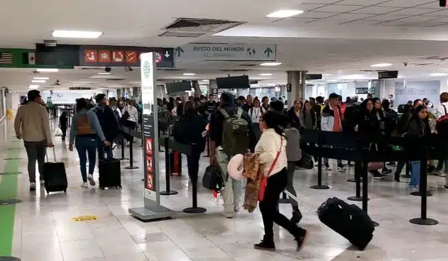 Turistas internacionales en el aeropuerto