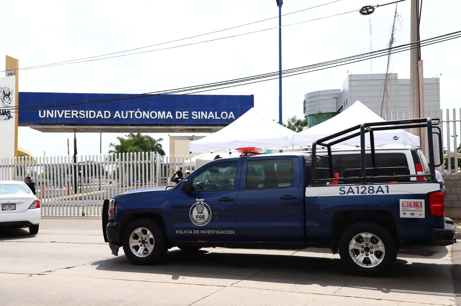 Una patrulla de la FGE afuera de Rectoría de la UAS