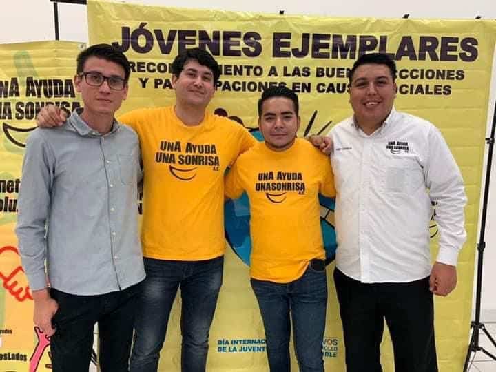 4 personas abrazándose para tomarse una foto