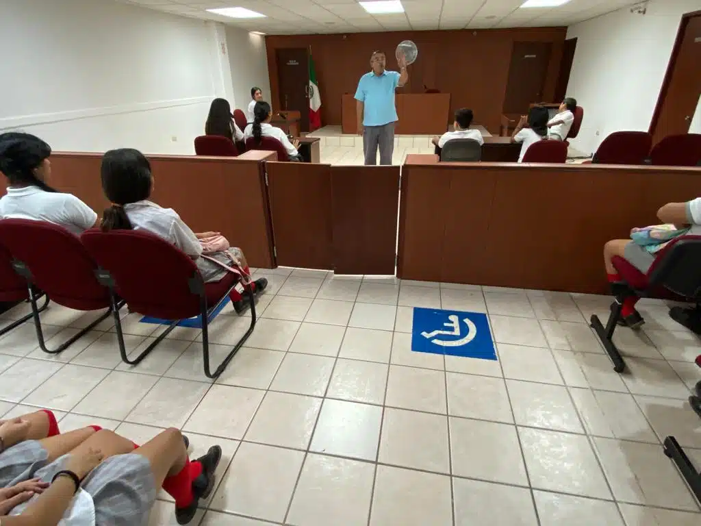 Personas sentadas en una sala