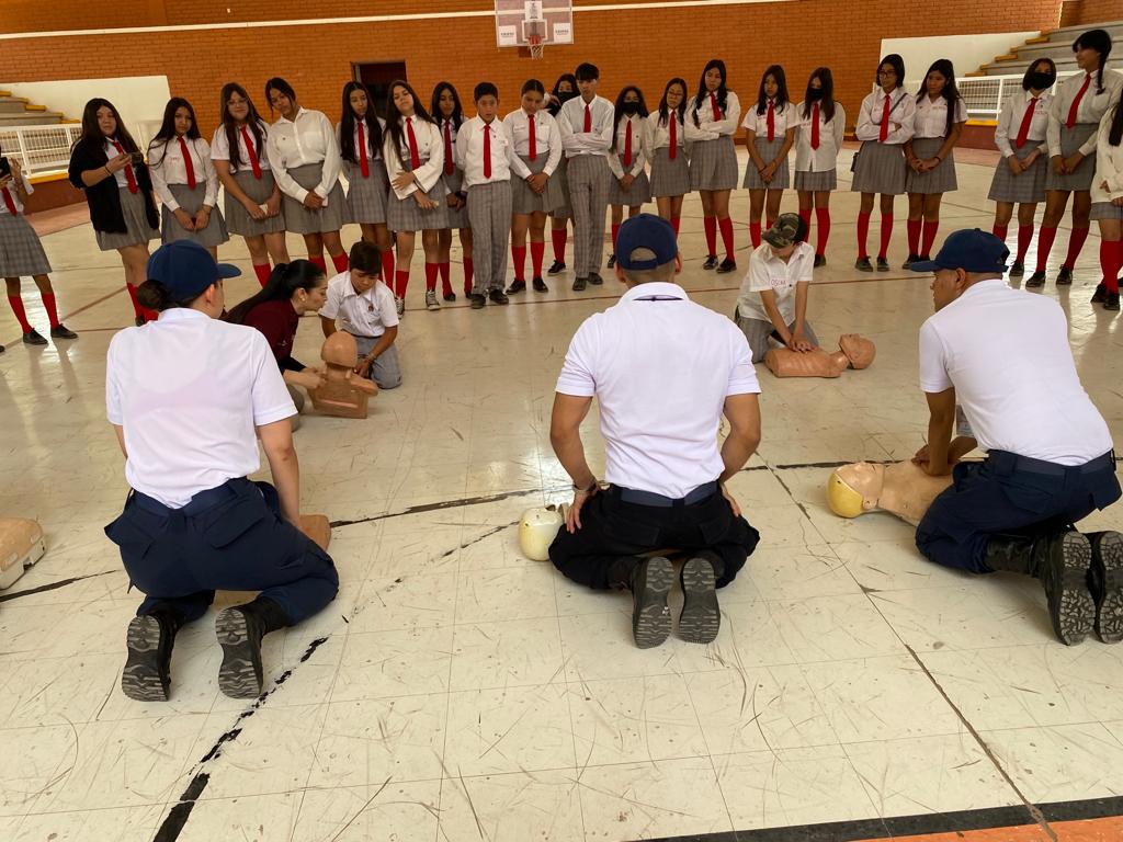 Personas mirando como otras dan primeros auxilios