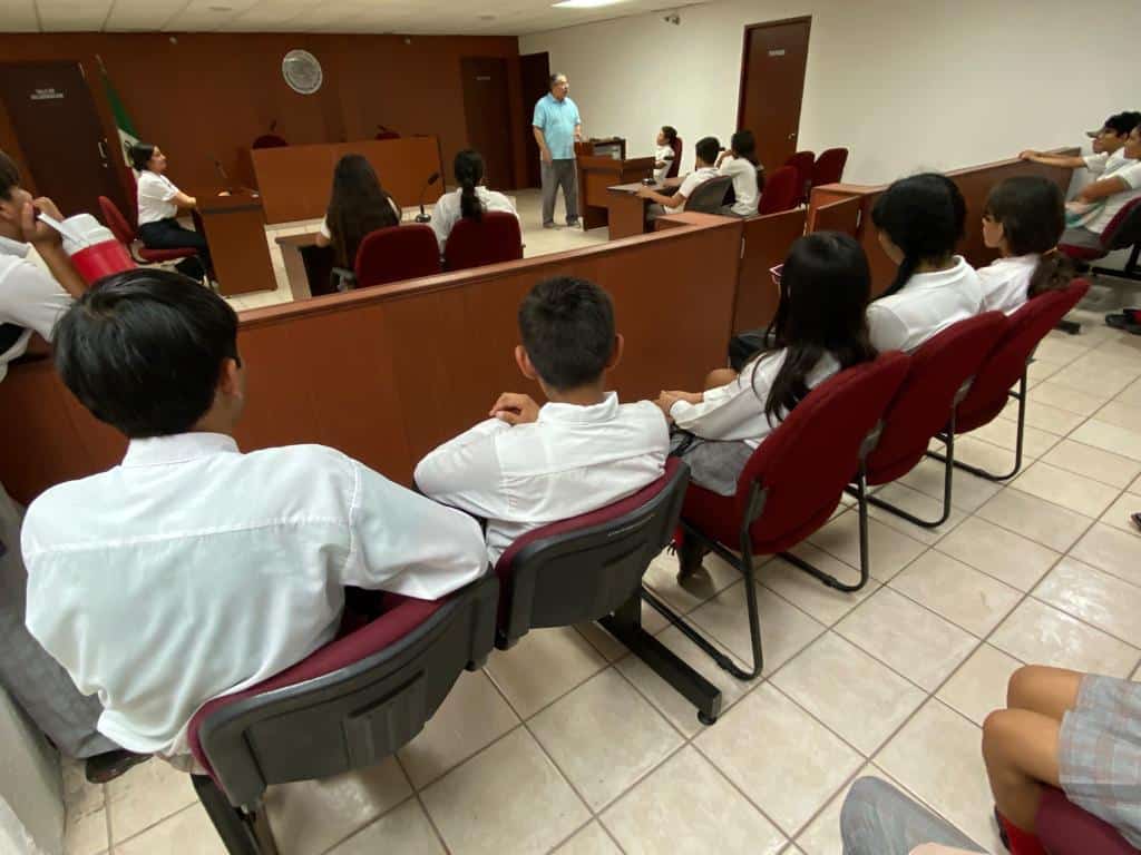 Personas sentadas en una sala