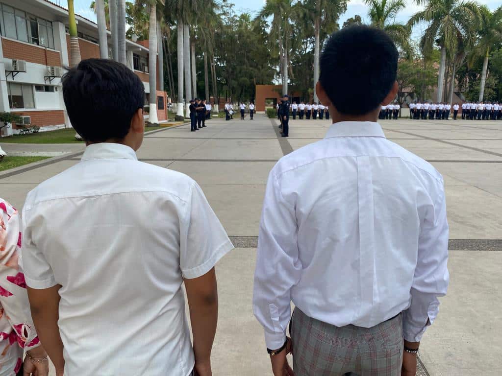 Personas paradas en el patio de una institución