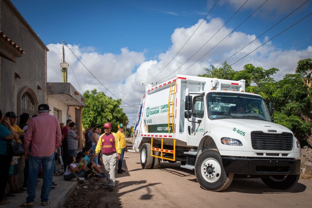 Uno de los dos camiones recolectores de basura entregados en Costa Rica Culiacán