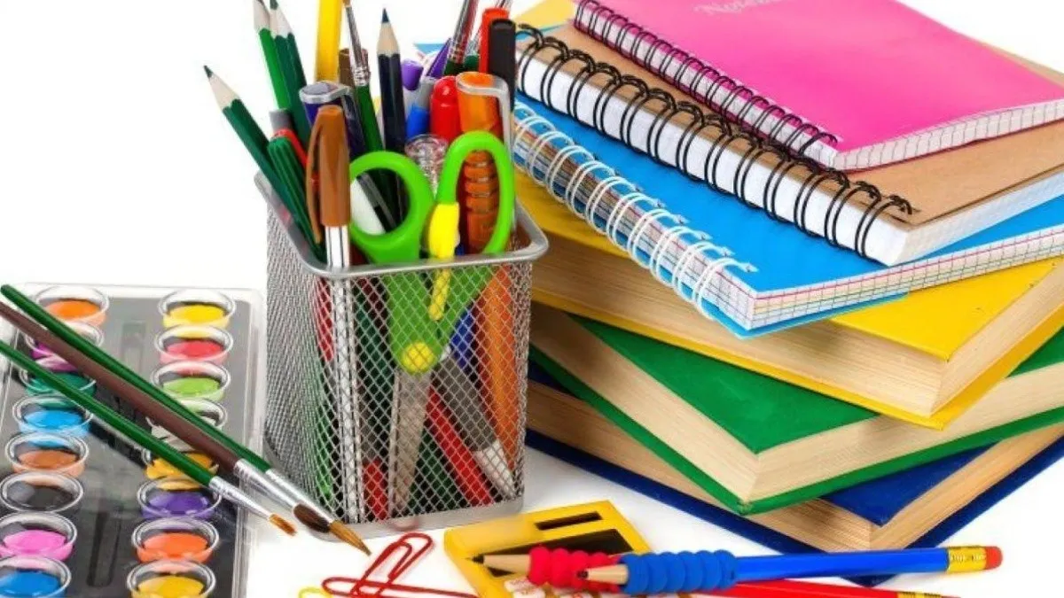 Libretas, caja de colores, lápices, borradores, pegamento y tijeras