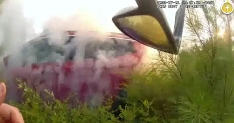 Valiente bombero salva a mujer del interior de un vehículo en llamas