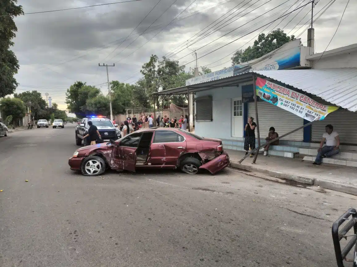 Vehículo Acura tinto tras choque atravesado en una calle de Guasave