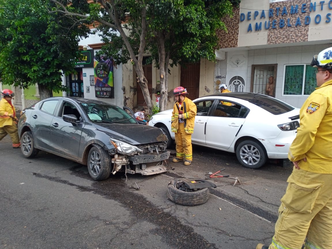 Vehículo gris tras choque en Culiacán