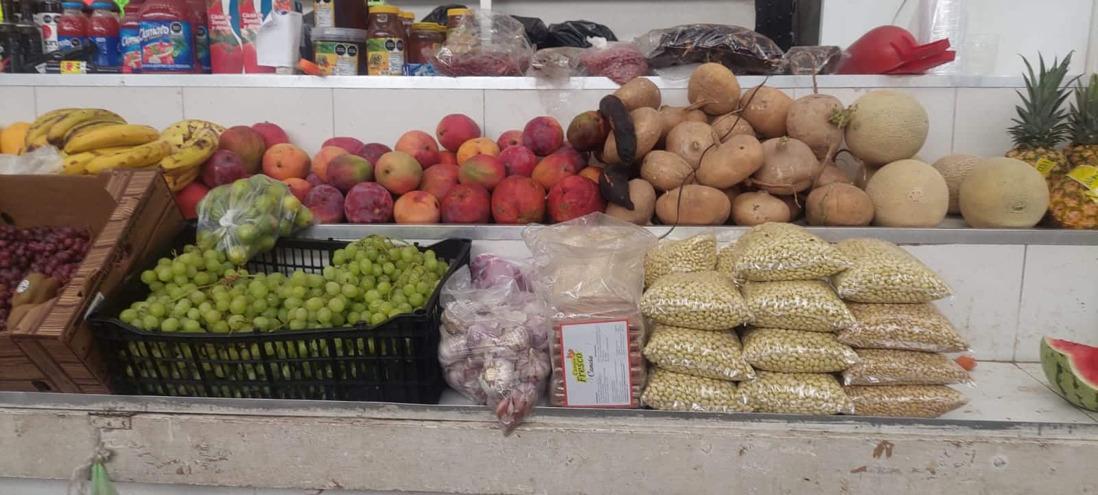 Platano, mango, jícama, melón, piña, limones, ajo, canela, frijol, una parte de una sandia, Clamato y Jamaica