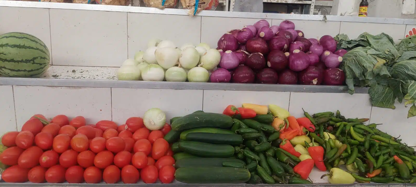 Sandia, cebolla blanca y morada, lechuga, tomate, pepino y chiles de colores: verde, amarillo y rojo