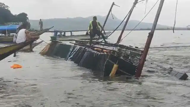 Barco termina volcado por fuertes vientos por una tormenta