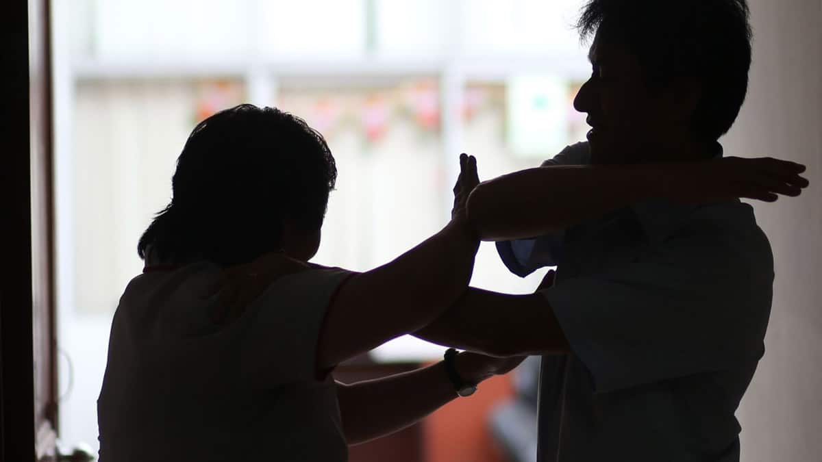 Hombre golpeando a una mujer