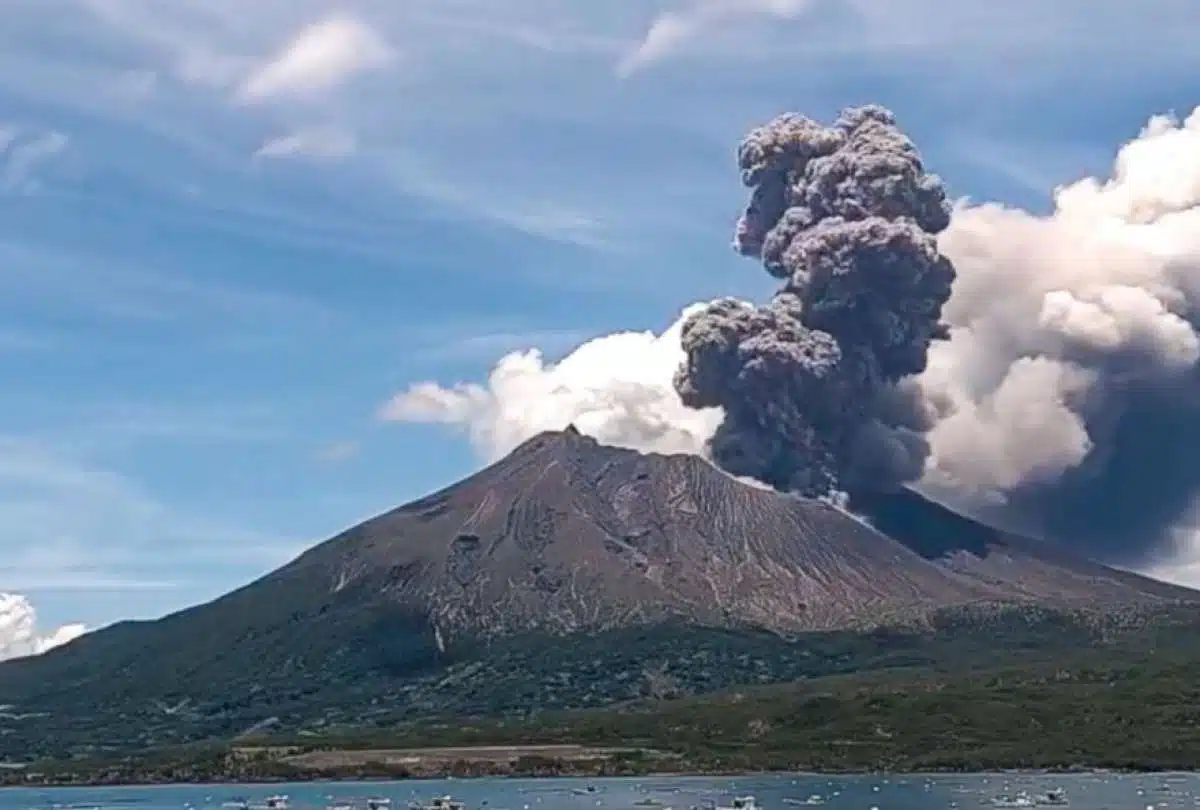 Volcán Sakurajima en Japón erupciona dos veces