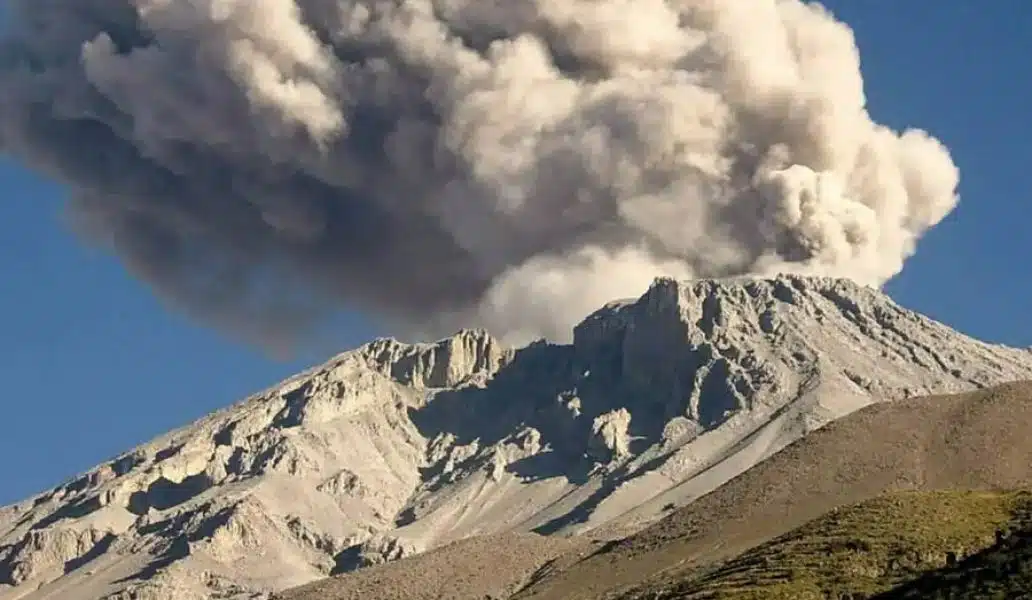 Perú declara emergencia tras actividad del volcán Ubinas