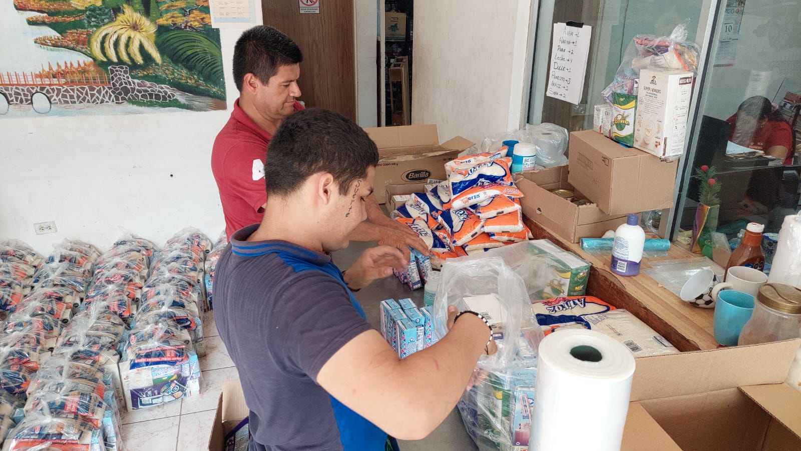 Voluntarios del Banco de Alimentos haciendo despensas