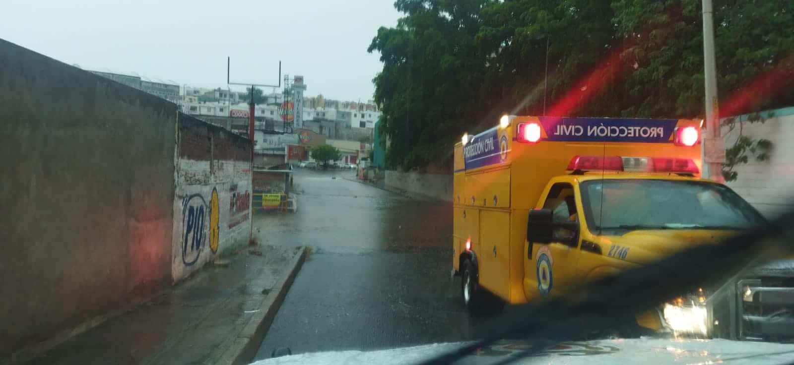 ¡Cuidado! Ya no es solo una lluvia amigable. Se generan encharcamientos en cruceros de Culiacán