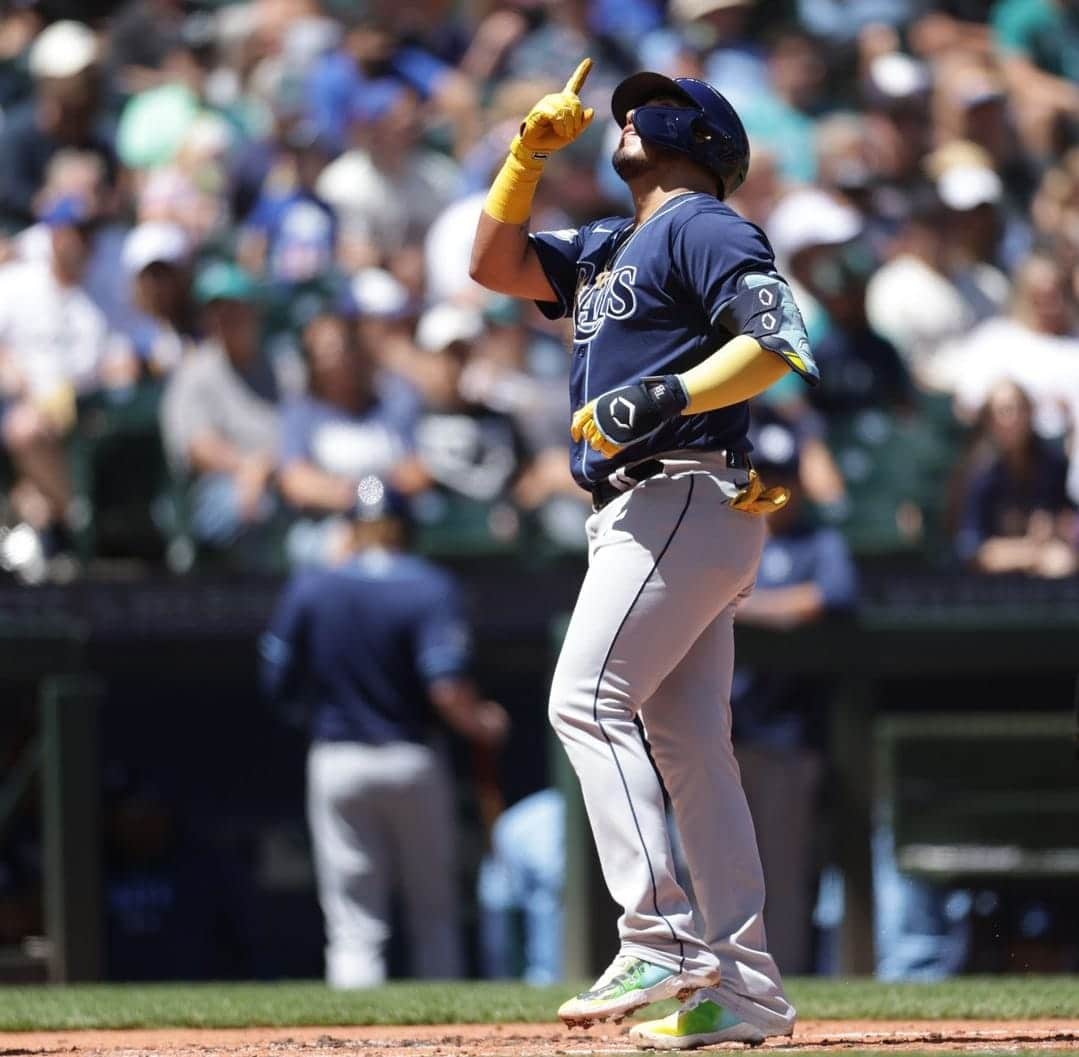 Isaac Paredes celebrando su jonron número 14 de la temporada con los Rays de Tampa Bay