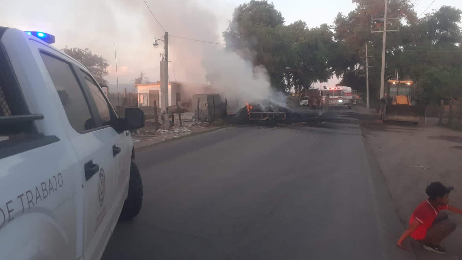 Incendio consume dos remolques cargados de pacas de maíz en Mayocoba, Ahome
